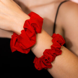 Jedwabna, koralowa gumka scrunchy
