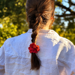 Jedwabna, koralowa gumka scrunchy
