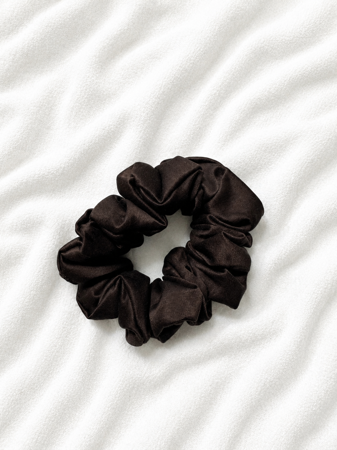 Jedwabna gumka scrunchy, czekoladowy brąz - obrazek 2