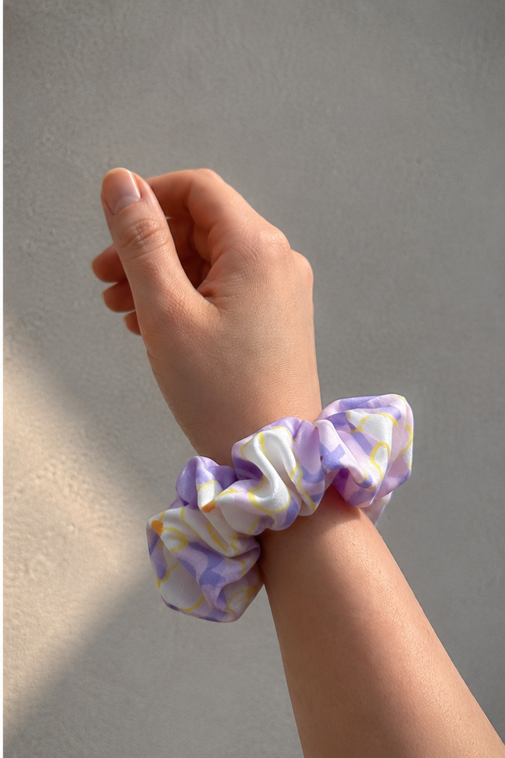 Jedwabna gumka scrunchy - obrazek 4